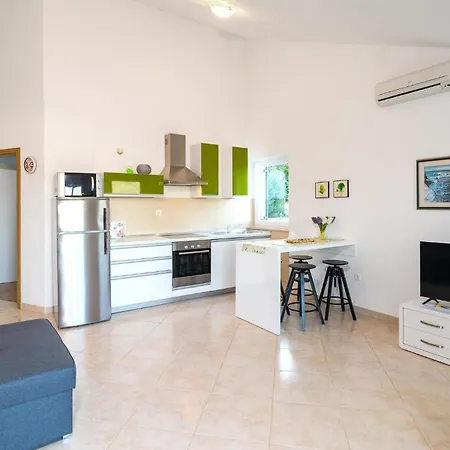 Nice Home In Postira With Outdoor Swimming Pool *
